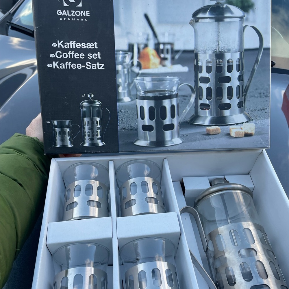 Brand new, never used French press coffee set, comes with 4 cups.  Galzone